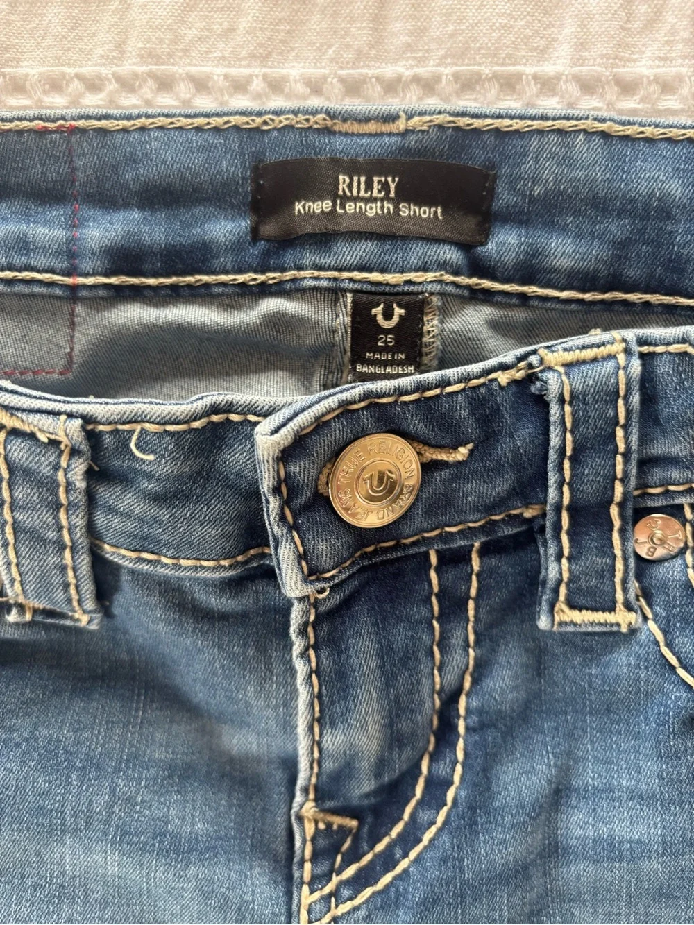 True Religion Riley Medium Wash Knee Length Shorts Size 25 - Picture 3 of 5
